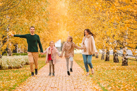 秋天四岁快乐家庭的景象秋天四岁幸福家庭树叶团结可爱的图片