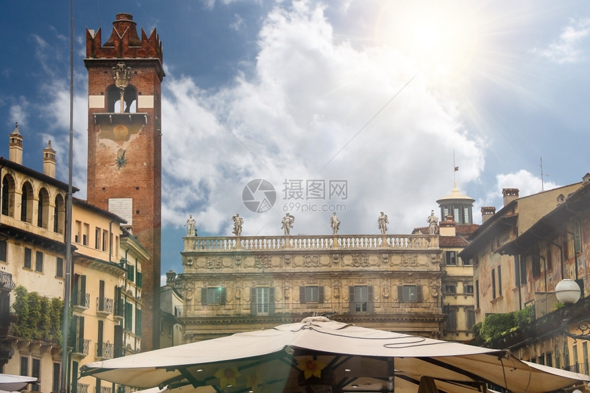 在意大利维罗纳Verona的阳光明媚日子天空店铺太阳图片