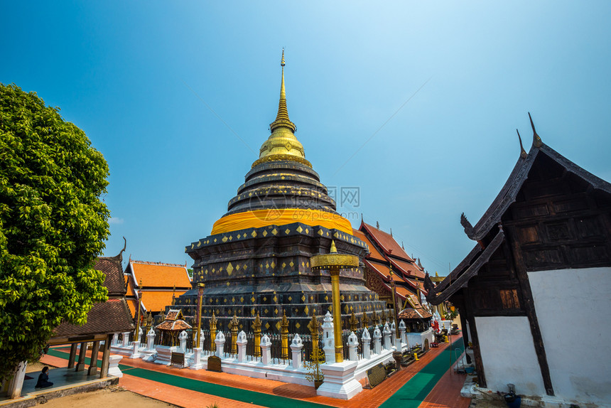 著名的WatPhraThatLampangLuang是泰国南邦府的一座兰纳风格佛教寺庙旅游宝塔图片