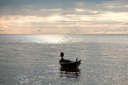 水平的梁泰国安达曼海日落时的浪上弃船夜晚图片