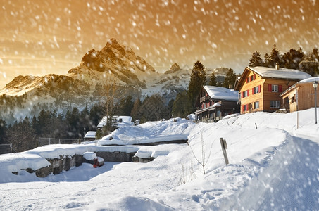 冬季雪地里的木屋背景图片