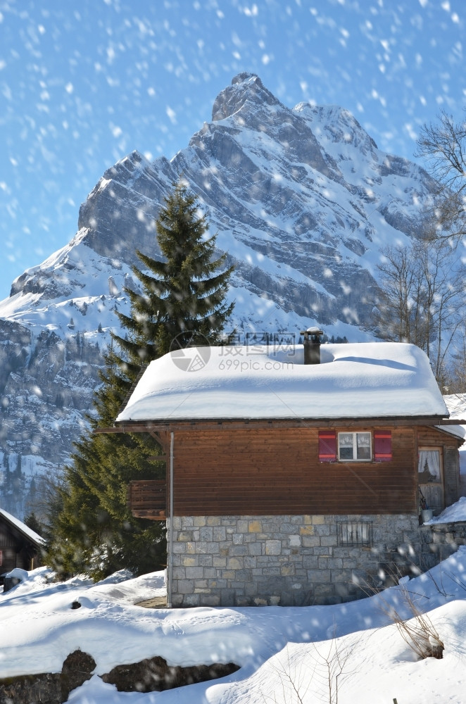 冬季雪地里的木屋图片