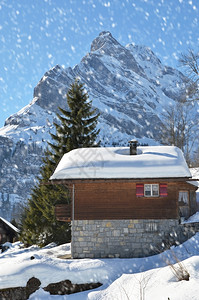 冬季雪地里的木屋图片