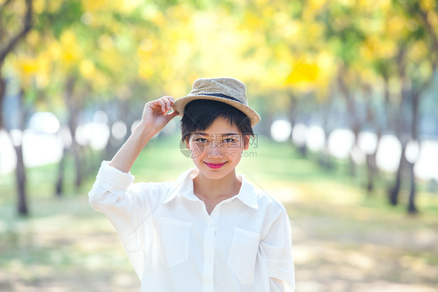 美丽的亚洲女人肖像站在盛开的花园里充满快乐的情感户外自然充满活力图片