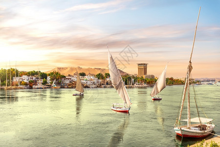 运输叫埃及阿斯旺被称为Felucca和河流景象的传统尼罗河船著名的图片