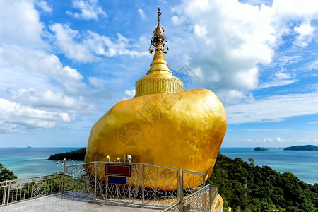 金子艺术杰提佑Kyaikhtiyo寺庙泰国普吉的空中观察图片