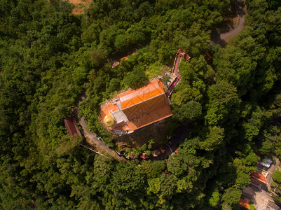 均衡Kyaikhtiyo寺庙泰国普吉的空中观察重量走背景图片