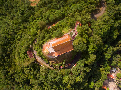 斋戒Kyaikhtiyo寺庙泰国普吉的空中观察大约缅甸背景图片