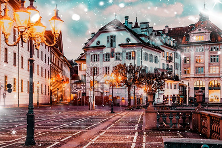 城市的游客在瑞士卢塞恩的冬季之夜下大雪著名的图片
