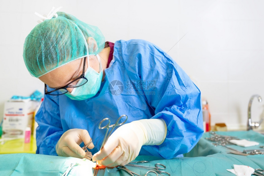 手术室给患者做手术的医生图片