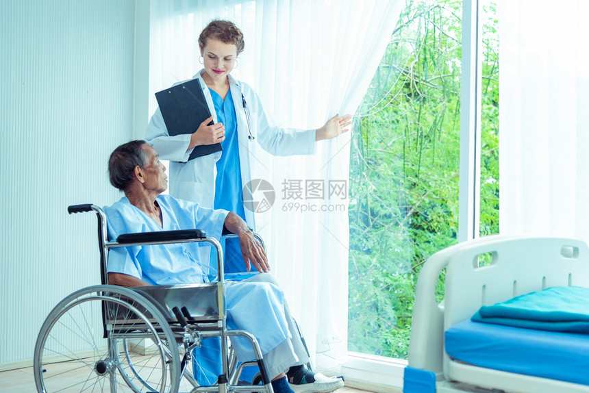 女医生在诊所向老年患者讲解病情图片