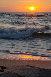 奢华云景场海上日落夕阳下的红色和黄天空在海浪中的阳光反射海上日落图片
