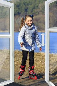 编织速度年轻的从家窗看到女孩在地上溜冰鞋从窗户看到的女孩在地上溜冰鞋图片
