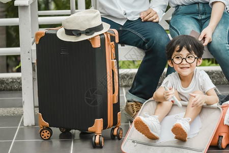 国外父母素材太阳国外假期父亲母和儿子亚洲人持有护照旅行家庭的准备旅行我们在前摆姿势自拍旅行之前的视频博客旅行出国生活方式与家人的幸福生活背景