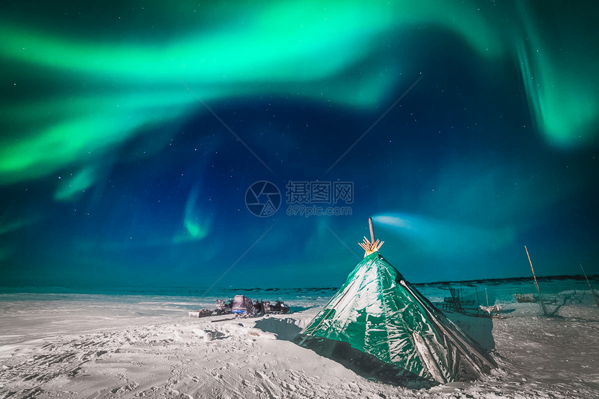 超过云蒙古包上的北极光夜晚的光蒙古包上的北极光夜晚的光假期图片