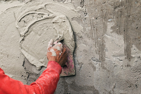 改进配料硬件建筑工地房用墙上石膏水泥的工人手印高清图片