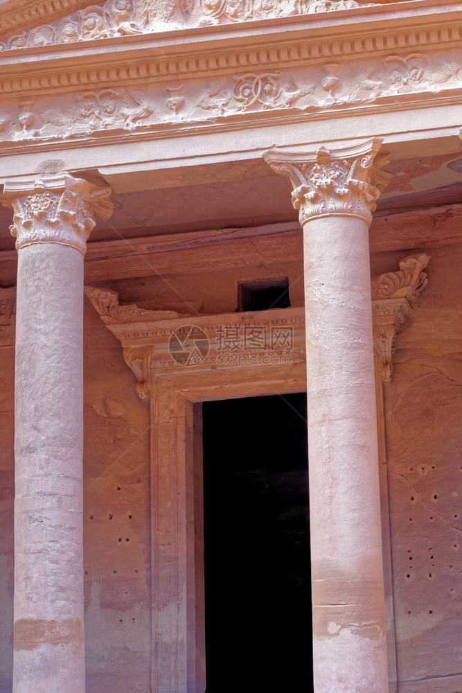 寺庙中间位于约旦PetraWadiMusa和中东部世界七大新奇迹之一的约旦PetraWadiMusa的藏宝馆入口处图片