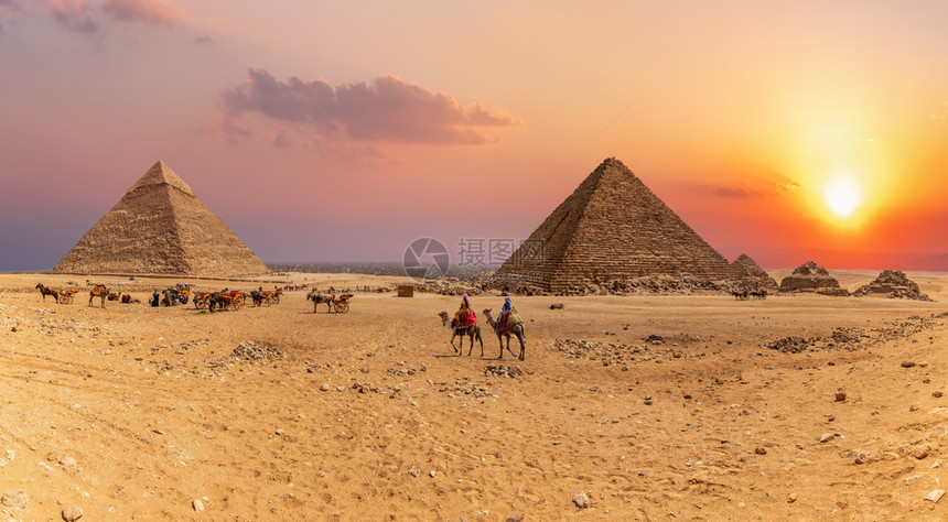 埃及吉萨大金字塔的日落全景埃及吉萨大金字塔的日落全景坟文明门考雷图片