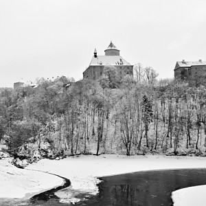 冬季风景与美丽的哥特城堡VeveriBrno城市捷克中欧维韦里防御央图片