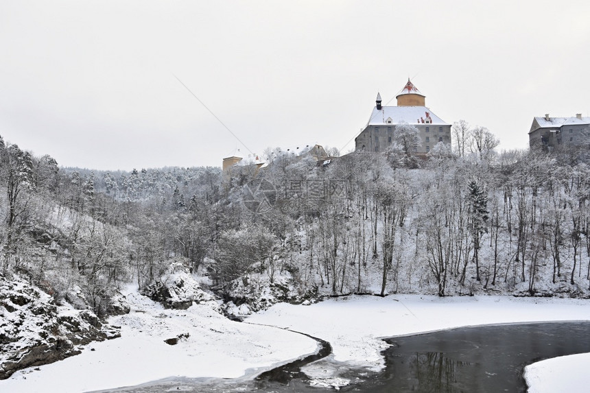 冬季风景与美丽的哥特城堡VeveriBrno城市捷克中欧布尔诺维韦里天气图片
