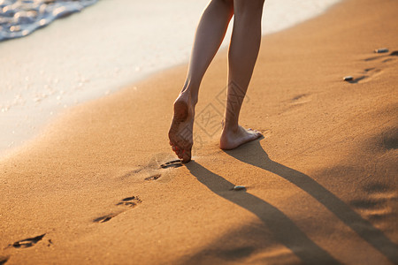赤脚在海滩上走图片