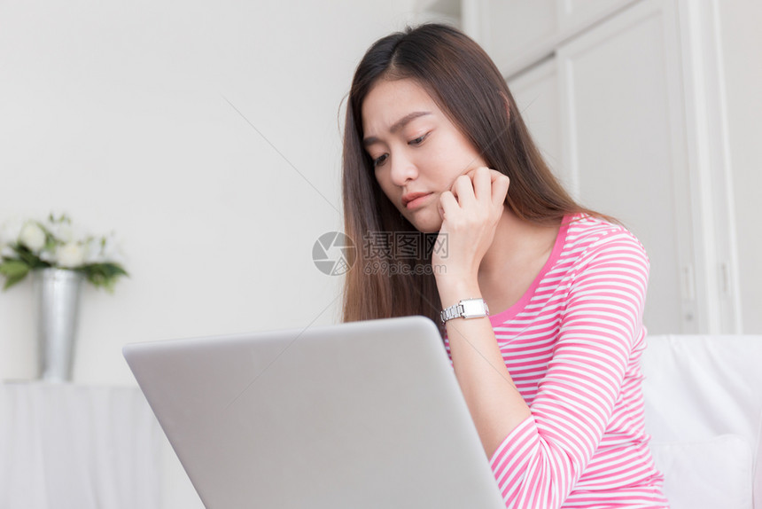 女士失望亚洲妇长时间在电脑上工作压力很大的亚裔妇女坐着图片