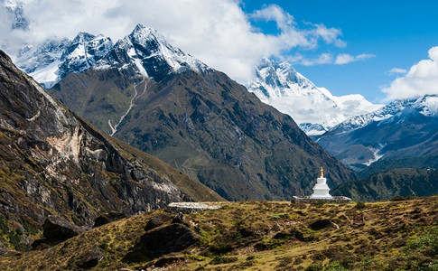 昏迷喜马拉雅山的佛教徒高原或古藤和热峰山远足图片