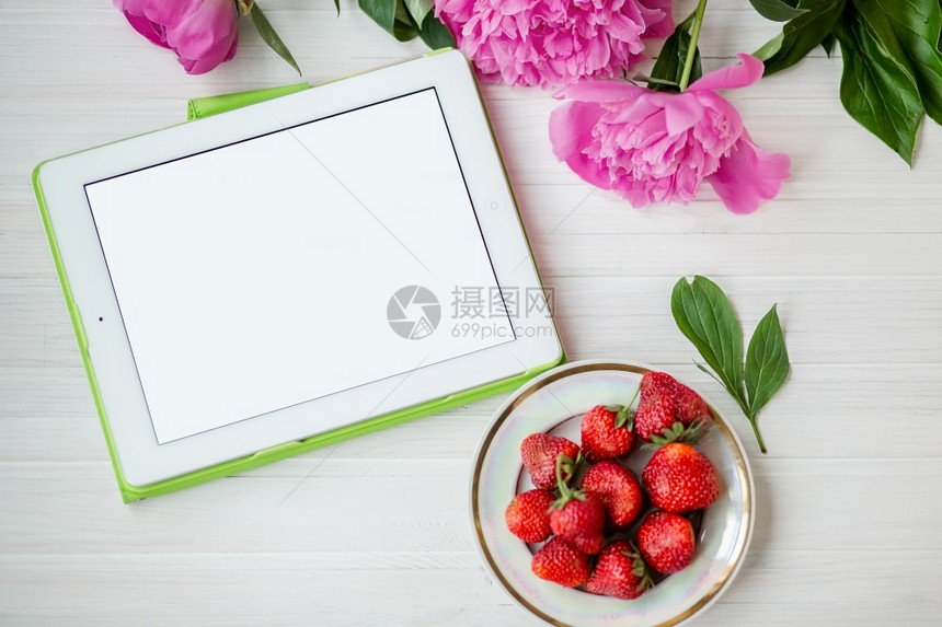 办公室白色背景上的鲜花和草莓平面工作场所白色背景上的模型艺术品鲜花和草莓自然家图片