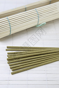 抽烟有质感的传统放松中心芳香治疗的生菜棒和竹子细节透质背景材料图片