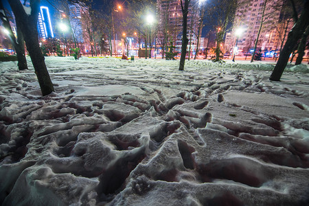 夜里雪地上的脚印图片