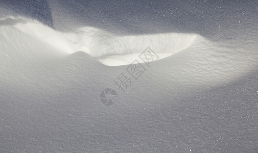 租不起现象海浪在积雪和中深层的和中一张近身照片带浅深度的田地冬天插画