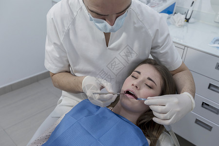 给孩子治疗牙齿的牙医肖像图片