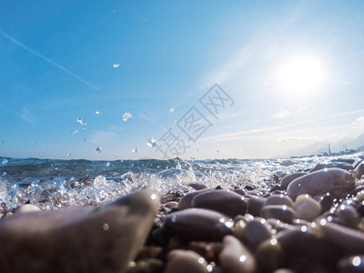 海浪从摄像机上传过来的近视照片海岸沿景观图片