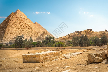 大约旅游环绕开罗沙漠的大金字塔围栏埃及以金字塔栏结石图片