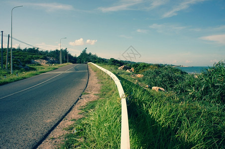 越南海岸美丽的景色海滩和道路之间的边界越南乡村的美丽景观街上的阴影越南边LagiBinhThuan的这种景象越南克加自然图片