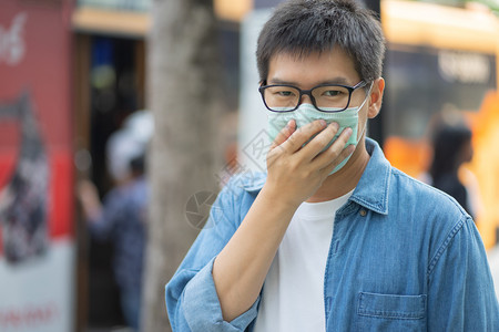 户外戴口罩的青年男士图片