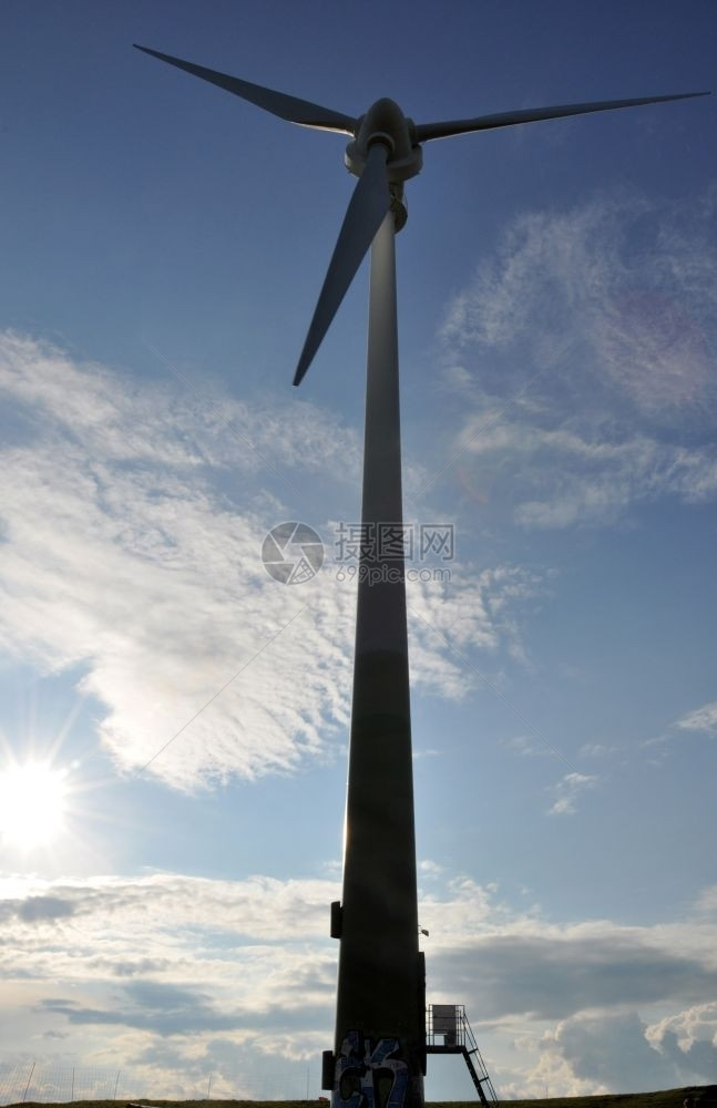 风力涡轮机作为替代能源对抗蓝云天空和明太阳活力绿色植物图片