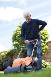 在职的受伤老年人在利用电动草坪割机回家后背负落的苦痛部图片
