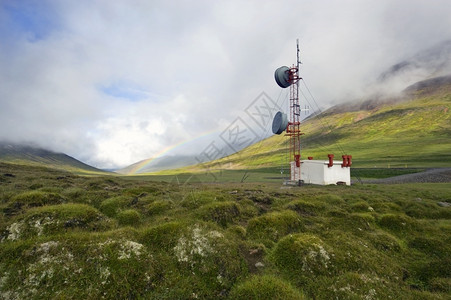 补丁冰岛通台的讯塔背景有彩虹位于冰岛的坦德拉发射机阳光图片