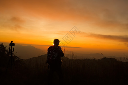 拍摄日落时风景照片的摄影记者周光片轮廓斯洛伐克语旅行图片