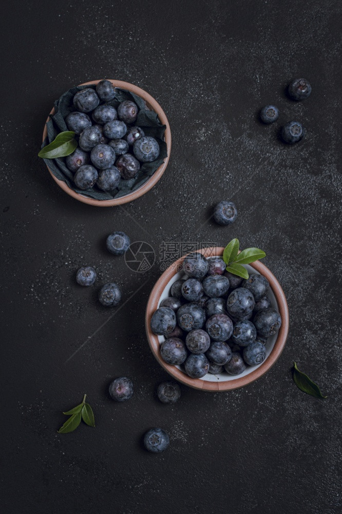 小吃新鲜蓝莓碗分辨率和高品质的美丽照片顶端视图新鲜蓝莓碗高质量和分辨率的美景概念优质和分辨率的漂亮照片成熟美味的图片