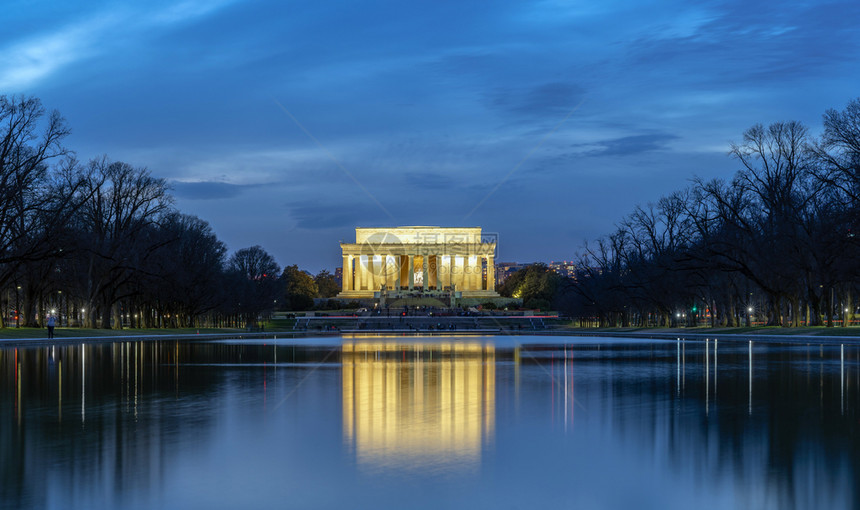 亚伯拉罕林纪念会AbrahamLincoln在黄昏的反省时刻举行美国华盛顿特区旅行的历史和文化概念夏天空为了图片