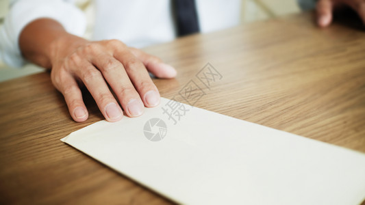 经理常设多余的男人用辞职信强调去工作时的职信图片