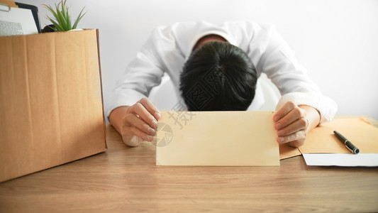 男人用辞职信强调去工作时的职信盒子办公室经理图片