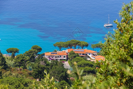支撑住宅意大利爱尔巴岛蒂罗亨尼亚海沿岸意大利景至圣安德里亚屋图片