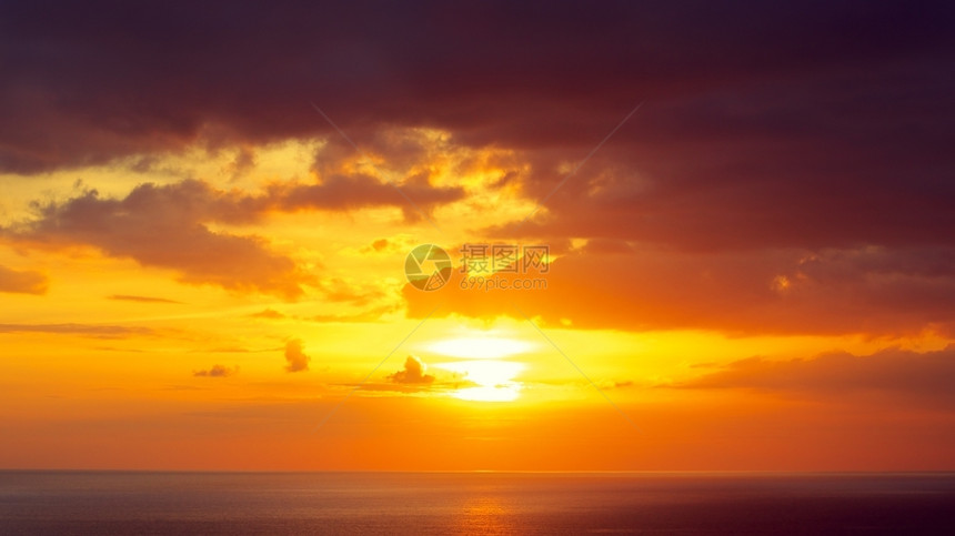 假期金子海浪宁静的面上美丽日落图片