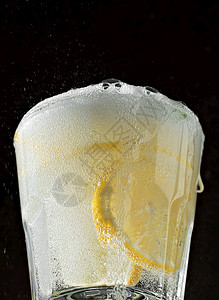 一杯加柠檬水或莫吉托鸡尾酒柠檬和薄荷糖合起来束或者酸的图片