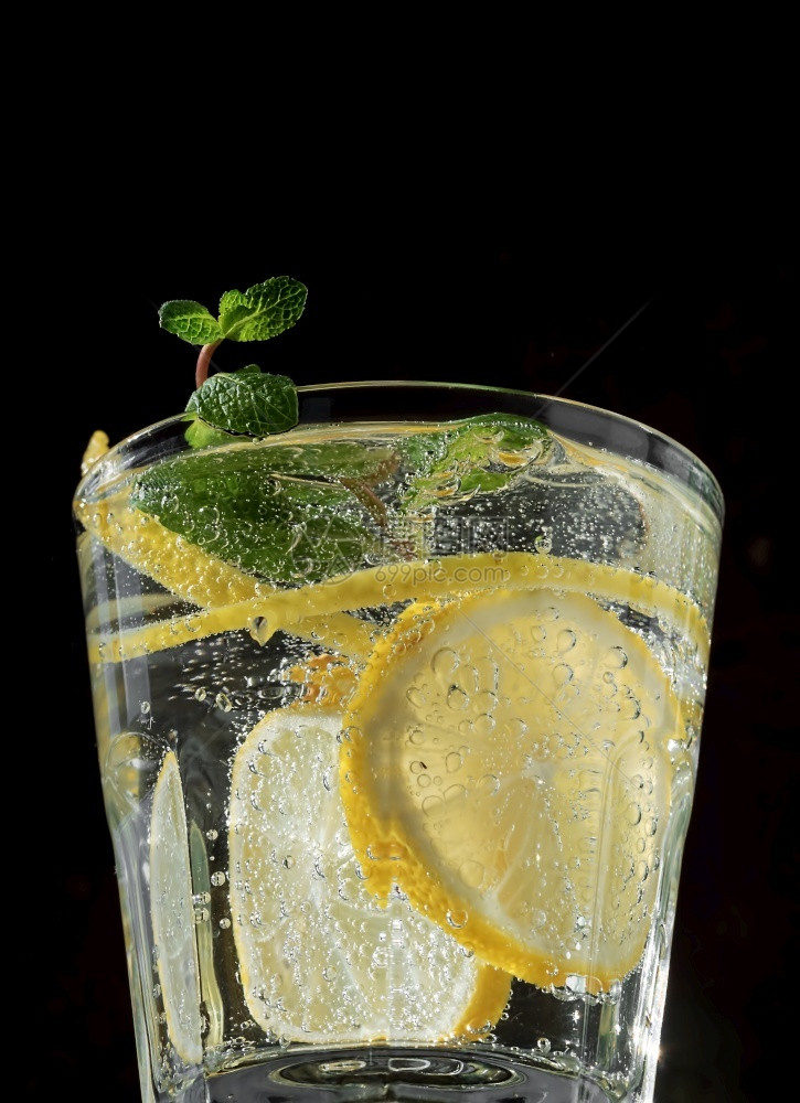 苏打新鲜白色的一杯加柠檬水或莫吉托鸡尾酒柠檬和薄荷糖合起来图片