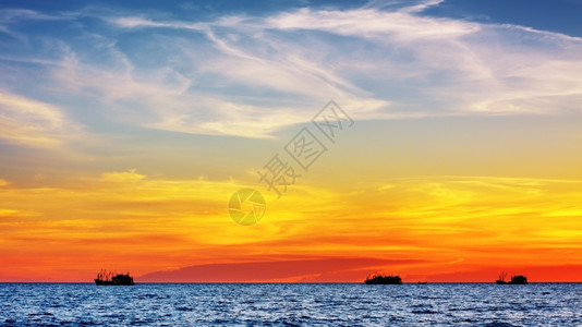 费舍尔暹宁静的海面上美丽日落苏梅图片