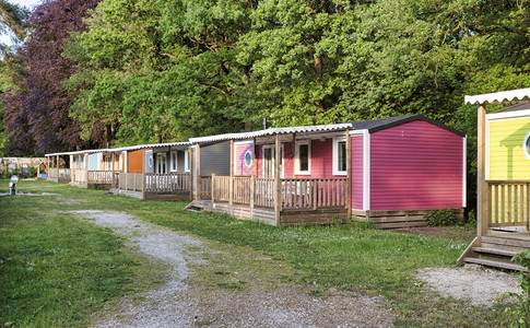 户外流动住家黄绿色橙棕粉红在租房露营中带有维兰达平房捏造的旅游图片